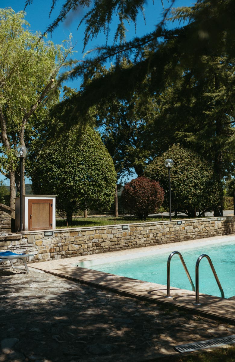 Piscina e giardino dell' agriturismo bosco principe nel parco nazionale del pollino