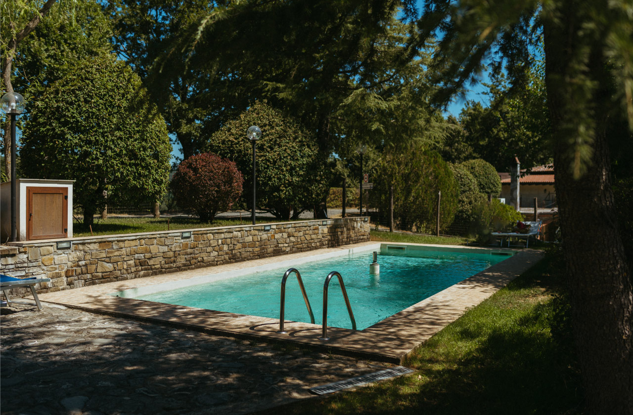 giardino e piscina esterna dell'agriturismo